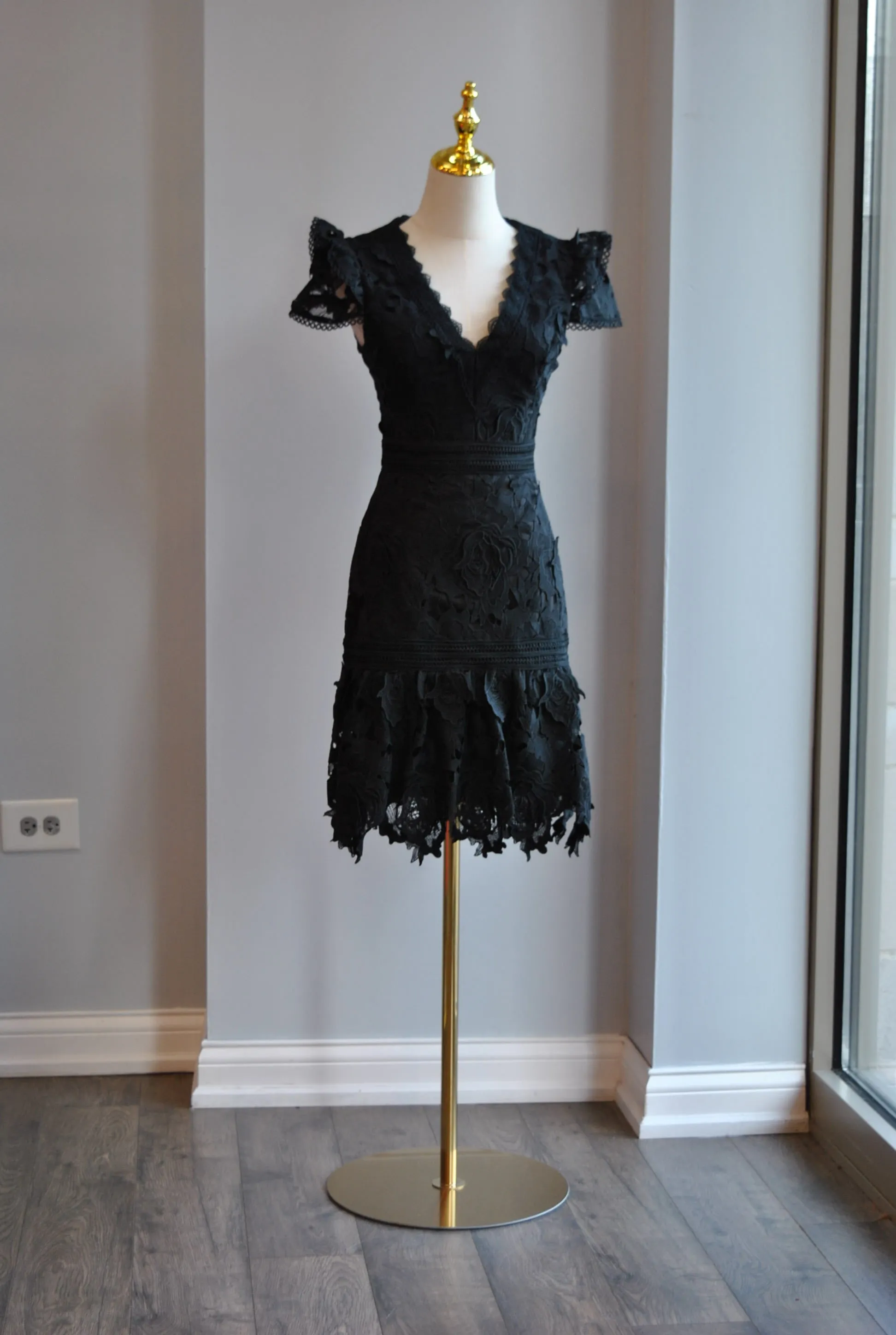 BLACK LACE DRESS WITH SHORT SLEEVES