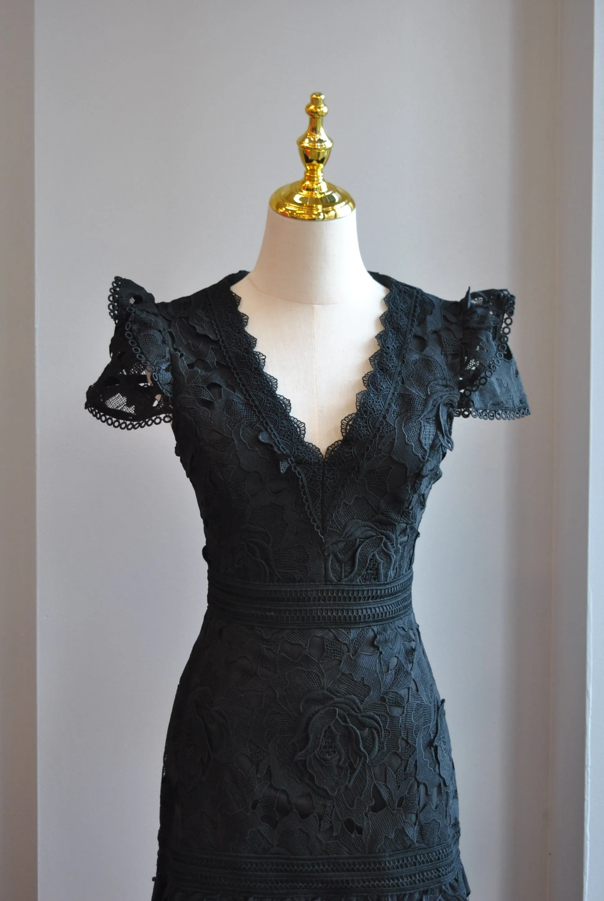 BLACK LACE DRESS WITH SHORT SLEEVES