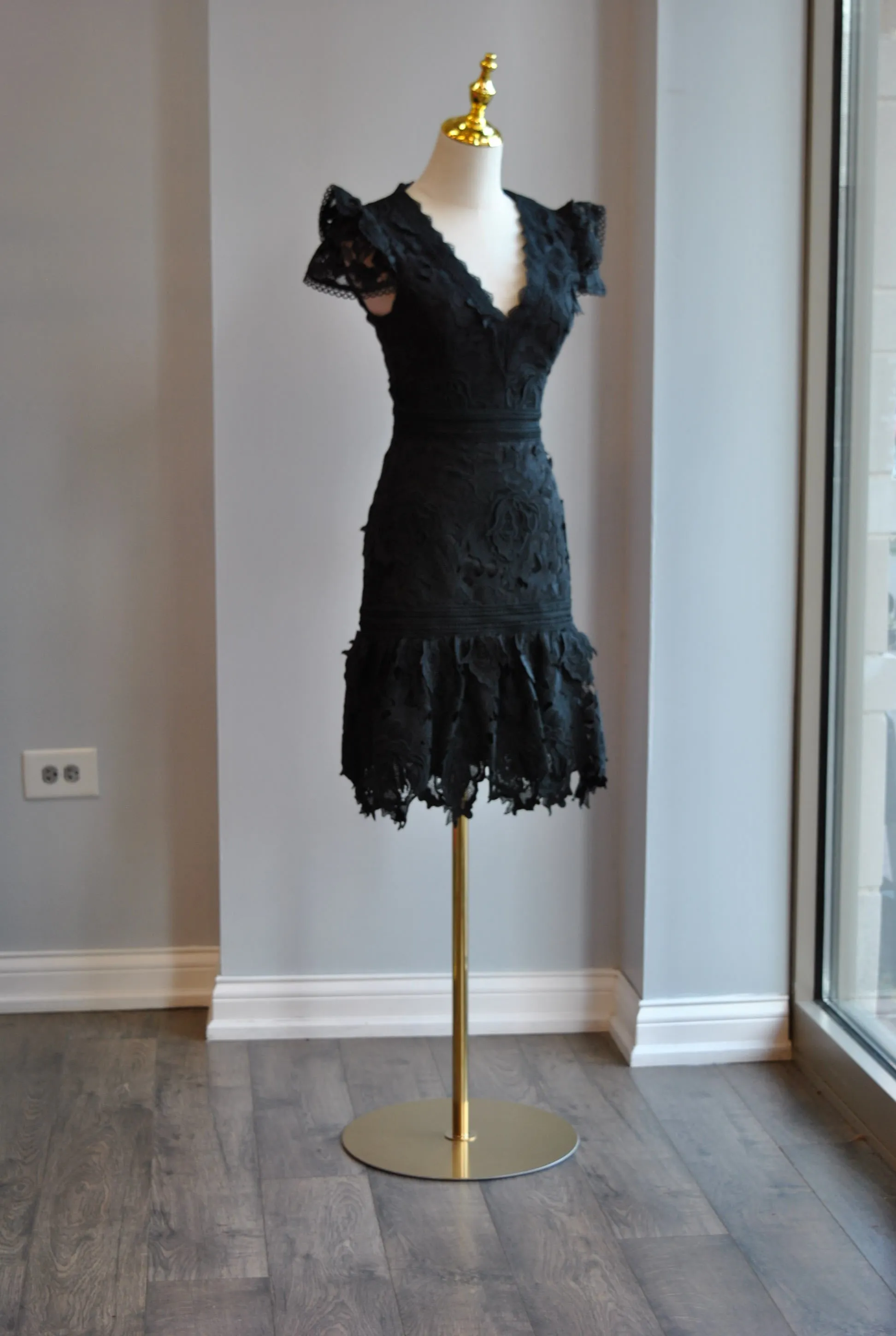 BLACK LACE DRESS WITH SHORT SLEEVES